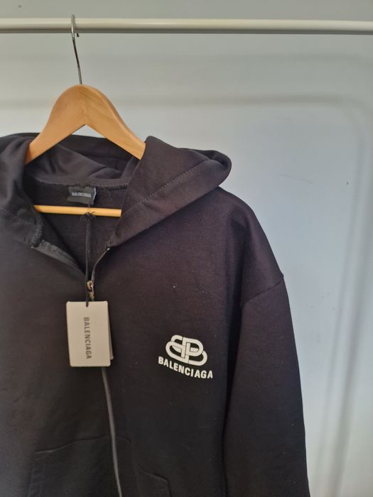 Страхотен мъжки суитчър Balensiaga размер S M L XL 2XL
BALENCIAGA 
Раз