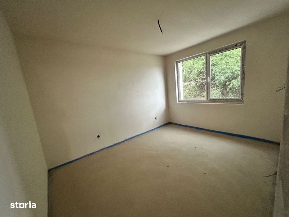 Apartament 3 camere, 62 mp, terasa 75 mp, semifinisat, zona Teilor