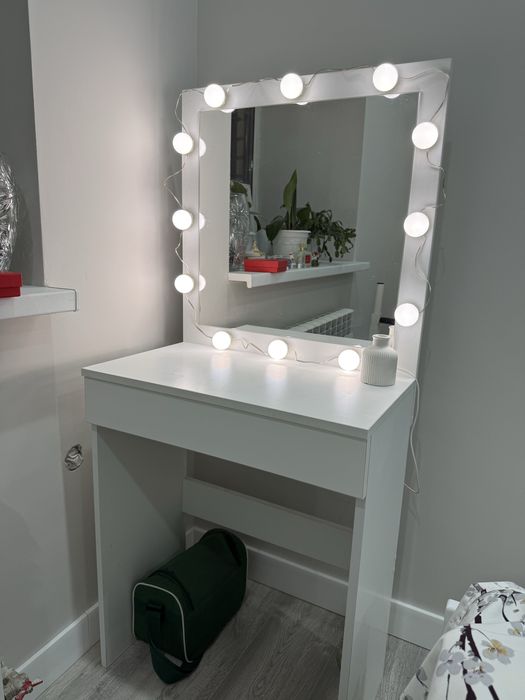 Туалетный стол в хорошем состояний