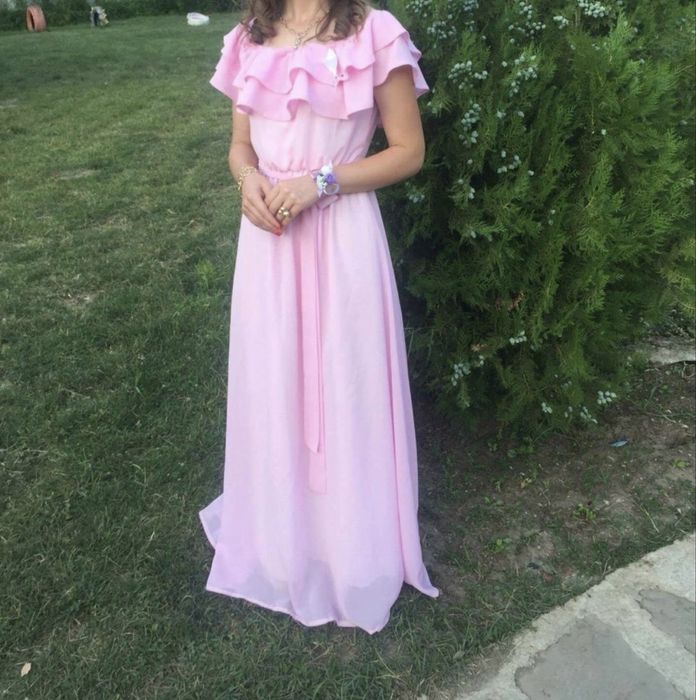 Продавам нови дамски рокли, стилни и удобни, подходящи за специален повод.