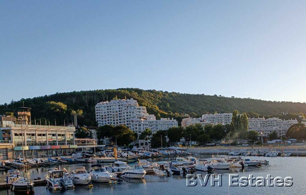 Тристаен апартамент с морска гледка във Varna Southbay Residence