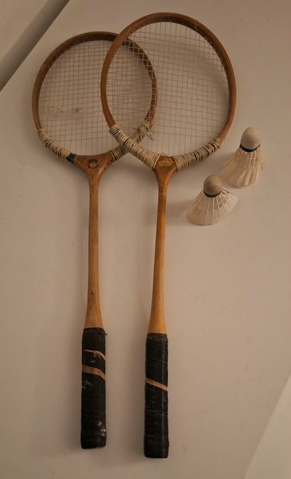 Set 2 rachete badminton + 2 fluturași – stare foarte bună