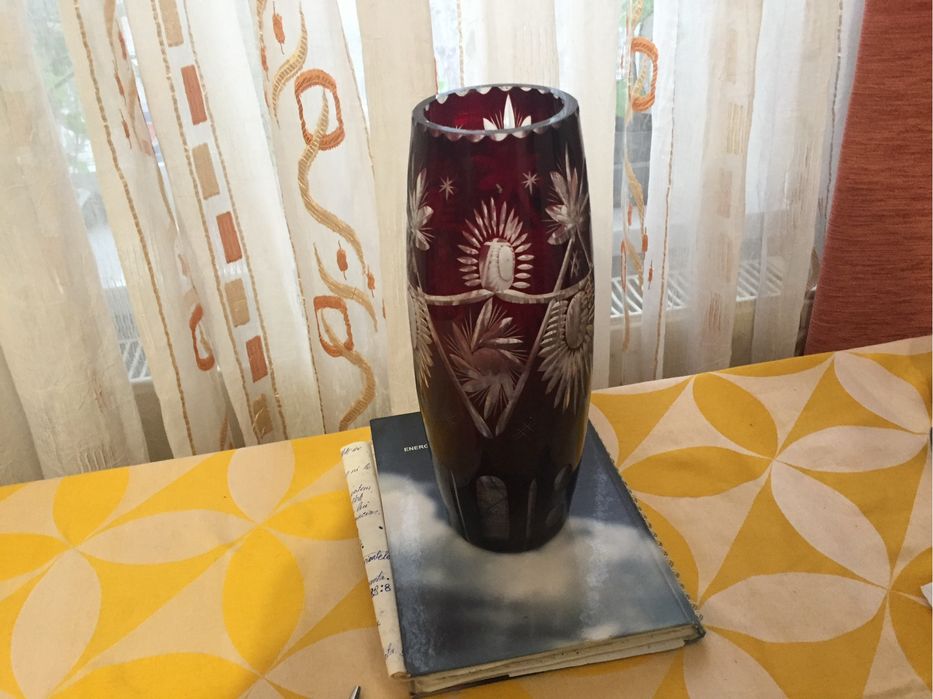 Vază din rubin vișinie