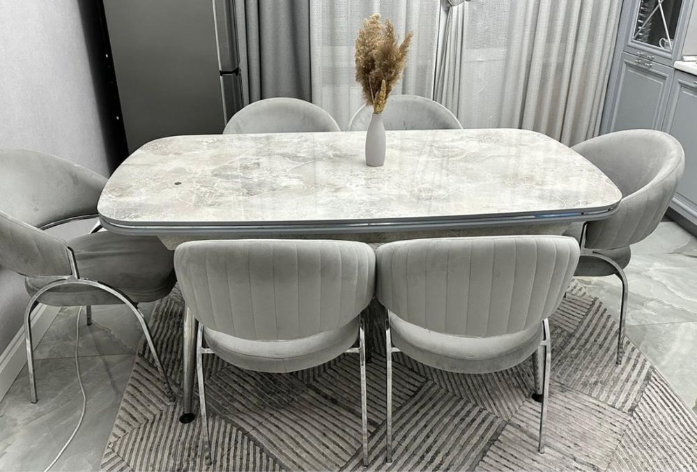 Стол и шесть сульев