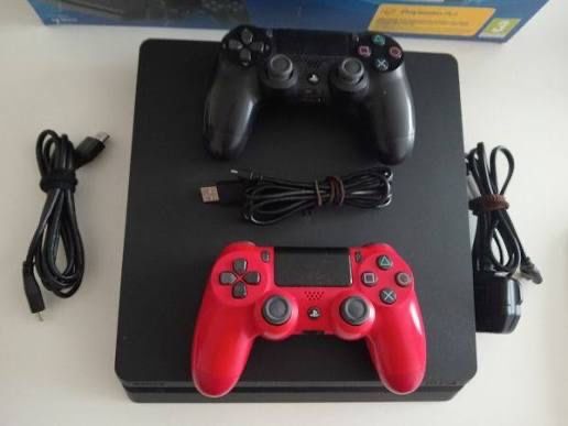 PlayStation 4 Slim 1TB + 2 MANETE + FIFA 2024