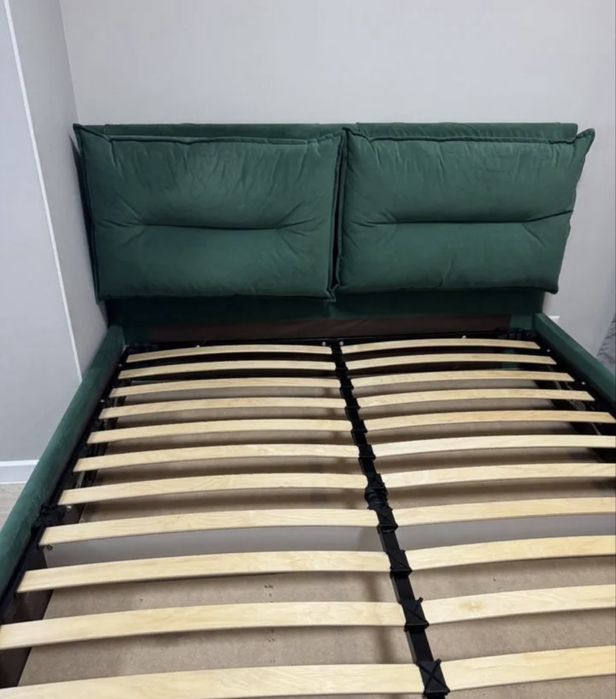 Кровать двуспальная с матрасом