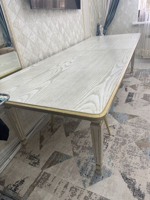 Продам стол для гостиной