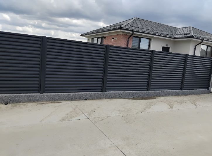 Execut garduri din beton plasa sau tabla