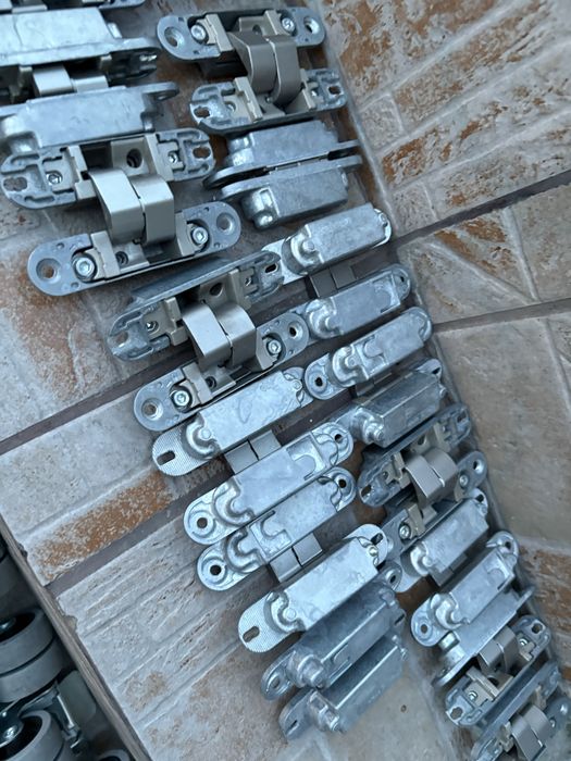 Lot feronerie premium calitate rezistent, role industriale, broaște cu chei, balamale, șine sertar, inox au costat 2400 lei acum 7 luni/ pret:250 ’lei