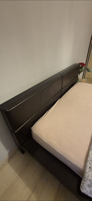 Pat matrimonial Mobexpert din lemn masiv și piele