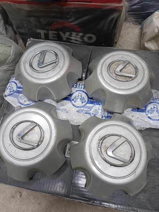 Продам колпаки от лексуса, и сиденья от Тойота Карина Е нижней части
