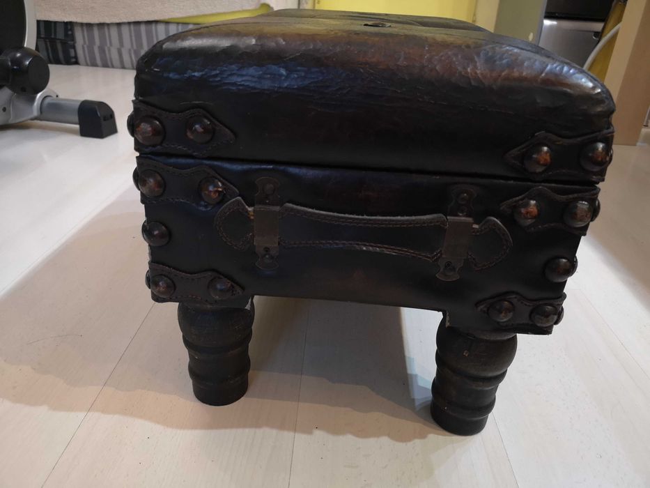 Старинна табуретка