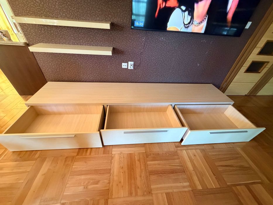 Бял шкаф с чекмеджета и рафтове
