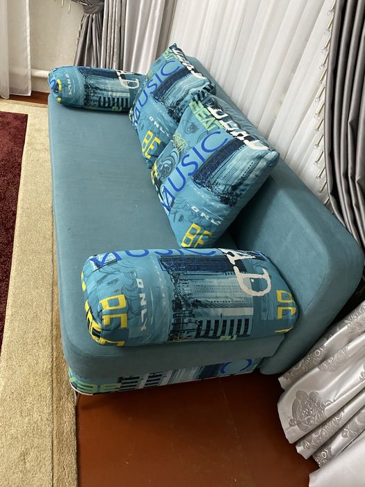 Диван с подушками