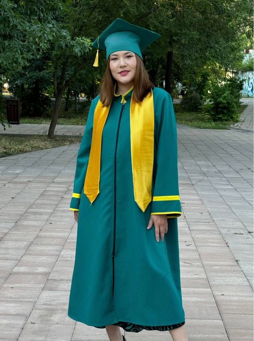 Мантия, шарф и конфедератка на прокат выпускникам