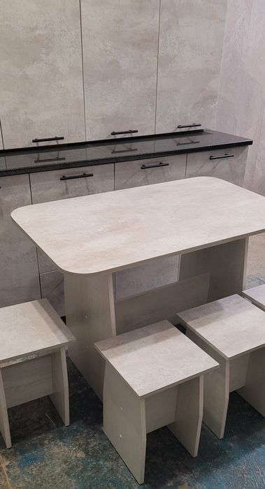 Кухонный стол и 4 табуретки