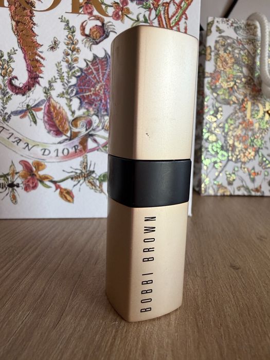 Ruj Bobbi Brown Luxe Matte culoarea Fever Pitch