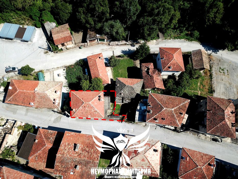 Продавам триетажна къща 150РЗП с 155кв. двор в село Малево