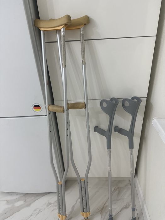 Продается костыли 2вида ,самый прошняй вид