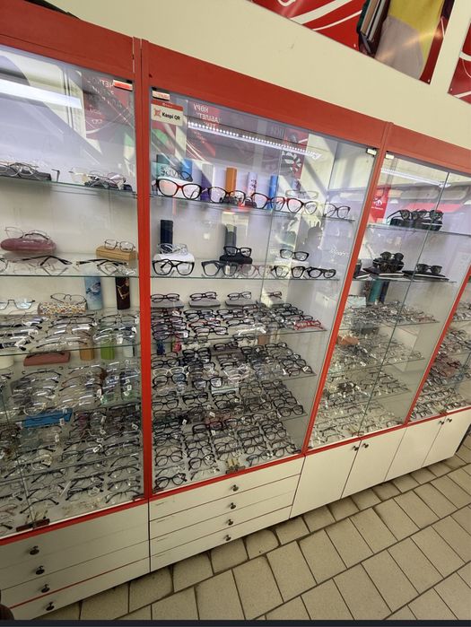 Витрины  стелажи бу хорошем состоянии