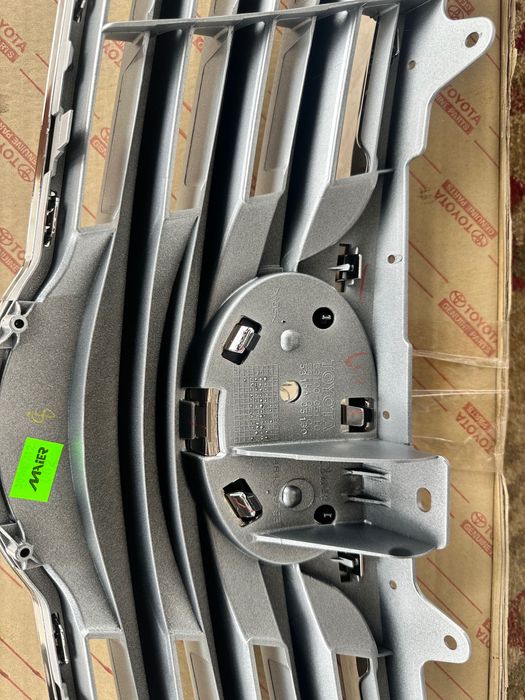 Решетка радиатора Toyota Avensis 2011