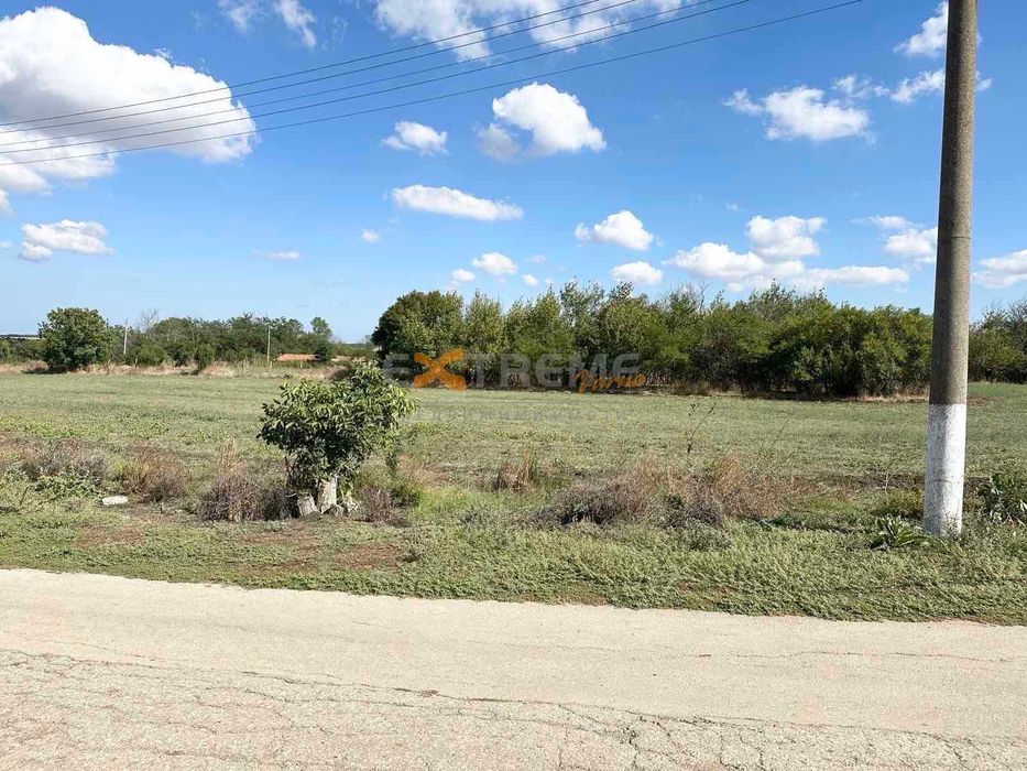 КЪЩА с парцел 4940 кв.м. на 15 км от морето