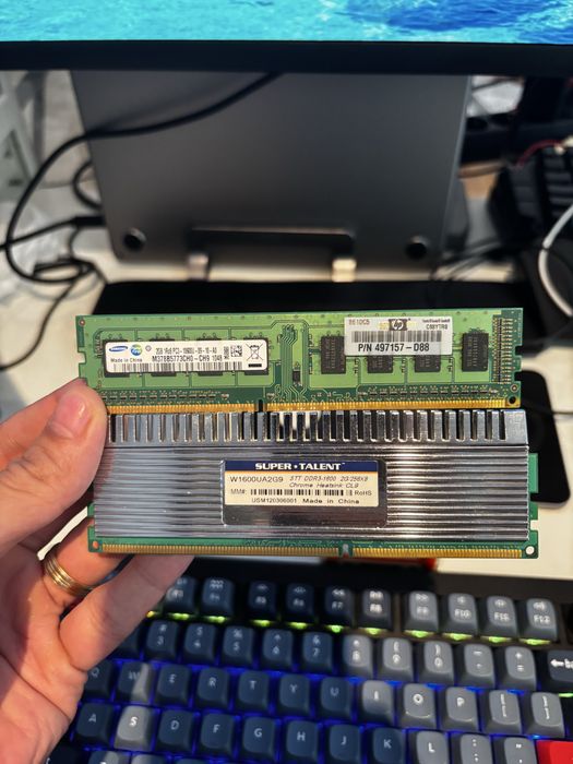 Pachet 2 memorii RAM DDR3 desktop – 2GB + 2GB, 1600MHz, cu radiator