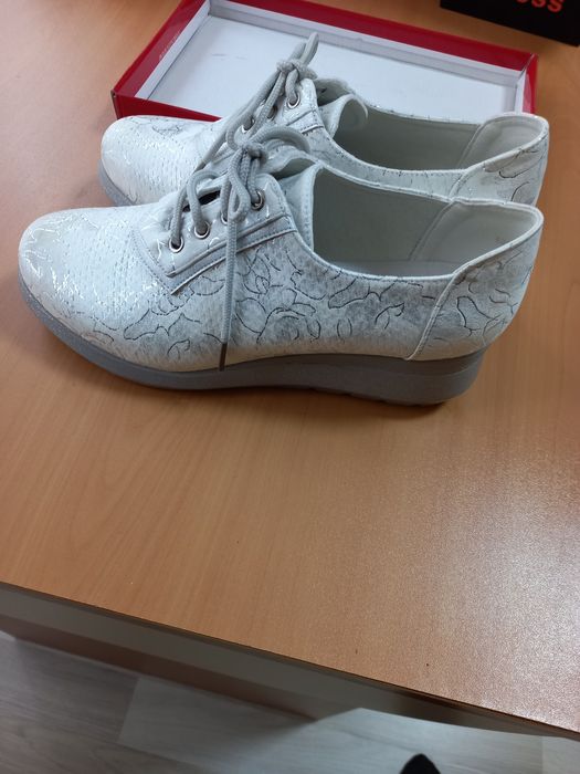 Продавам бели  затворени обувки носени два пъти