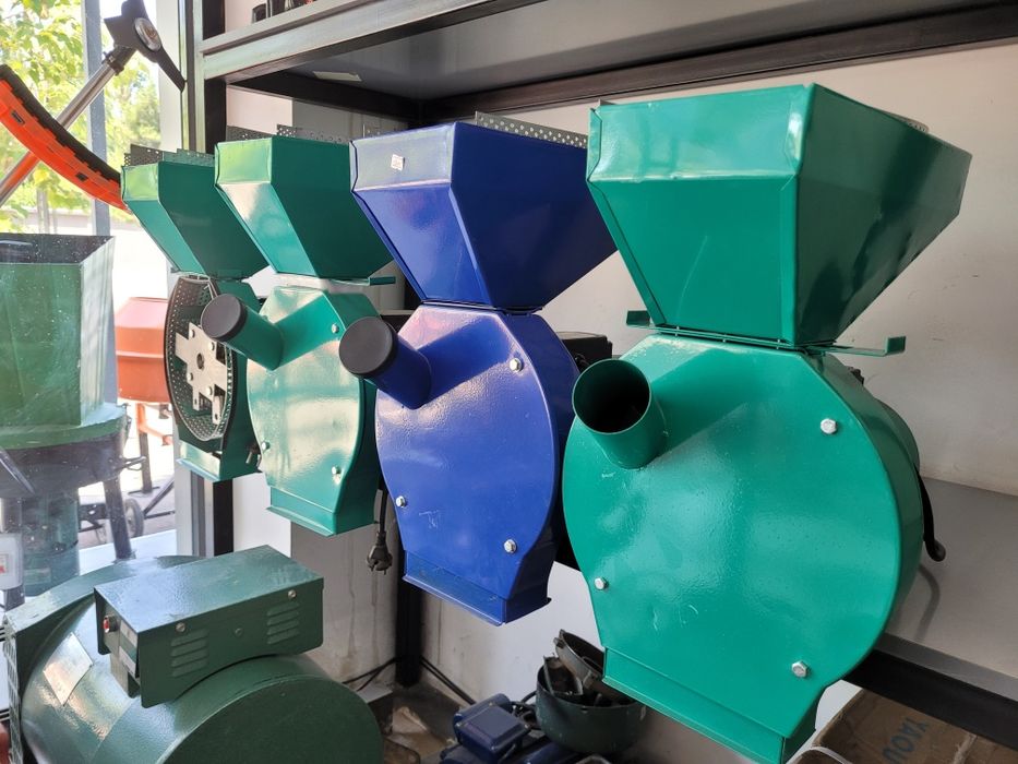 Дробилка, майдалагич. Товуқ, мол, қўй емлари учун. Дон майдалагич