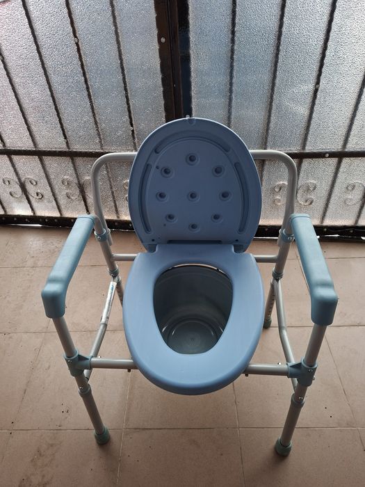 Vând scaun cu vas de toaletă