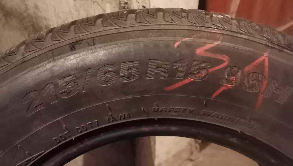Продавам 4 броя зимни гуми 215.65.15 на 1 сезон дот 2021 KUMHO