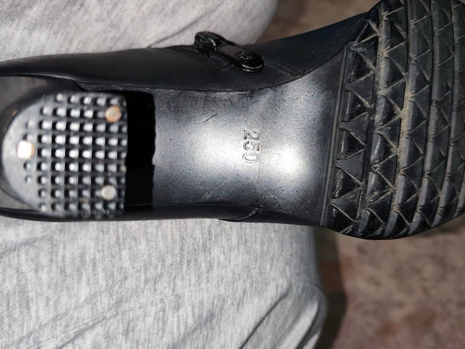 Продам женские сапоги