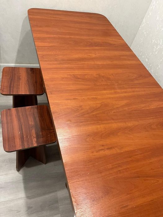 Стол со стульями