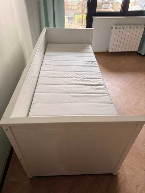 Единично комфортно легло с шкафове