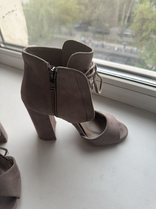 Необычные босоножки