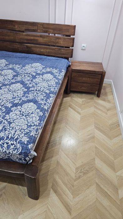 Кровать,2 тумбочки