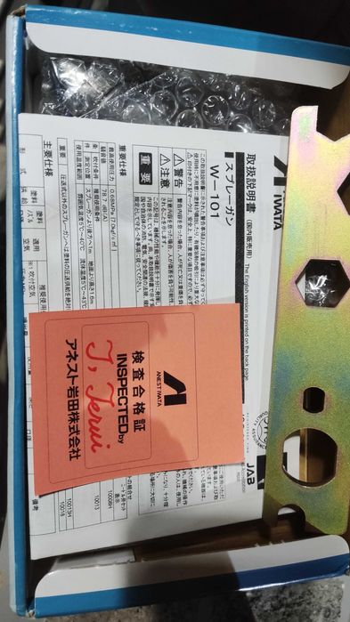 Новый японский краскопульт Anest Iwata W-101 с напорным бачком