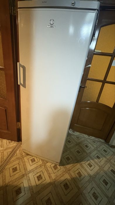 Продам морозильник Indesit