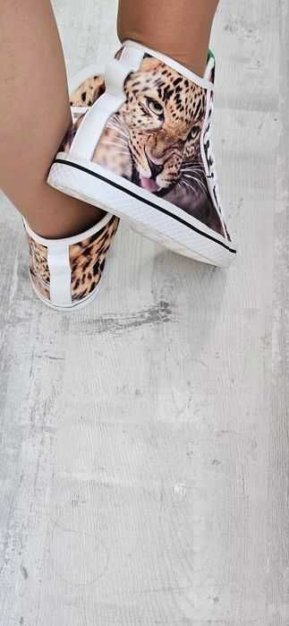 Ghete adidas animal print US 8, FR 40, super usoare si comode. Leopard