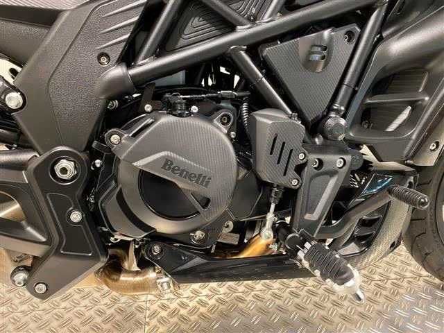 Motocicleta Benelli 502C Cruiser, dublu ABS, 2024, accesorii