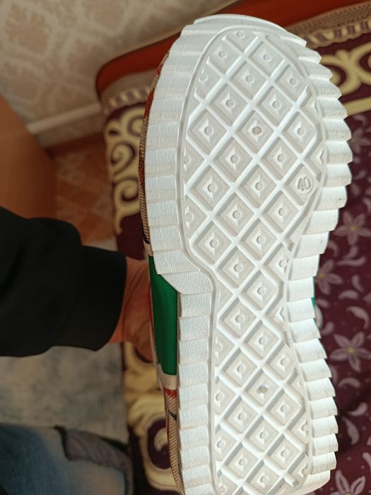 Срочно продам кроссовки в этностиле