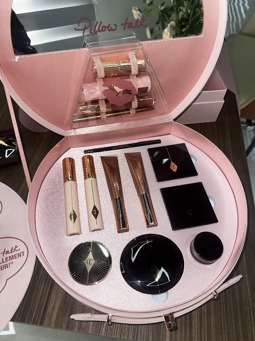 Charlotte Tilbury brendining "Pillow Talk"