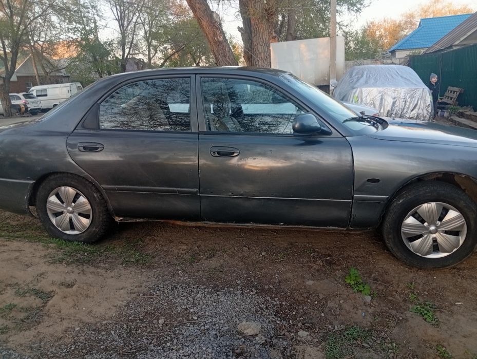 Продам машину mazda 626 Кронос девяносто шестой год.