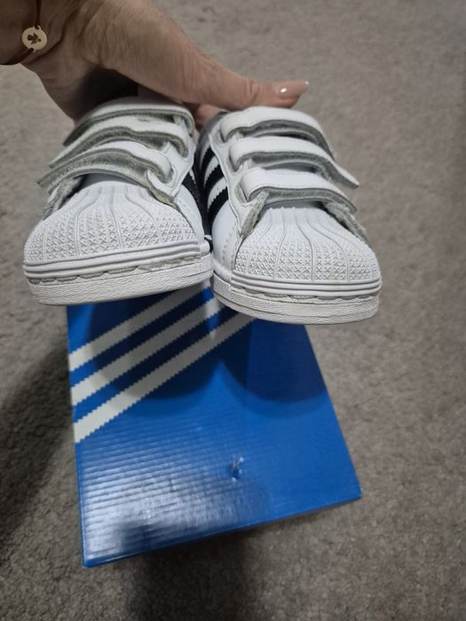 Adidasi superstar