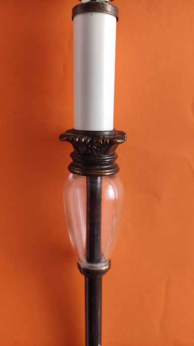 Висока настолна лампа от метал с орнаменти