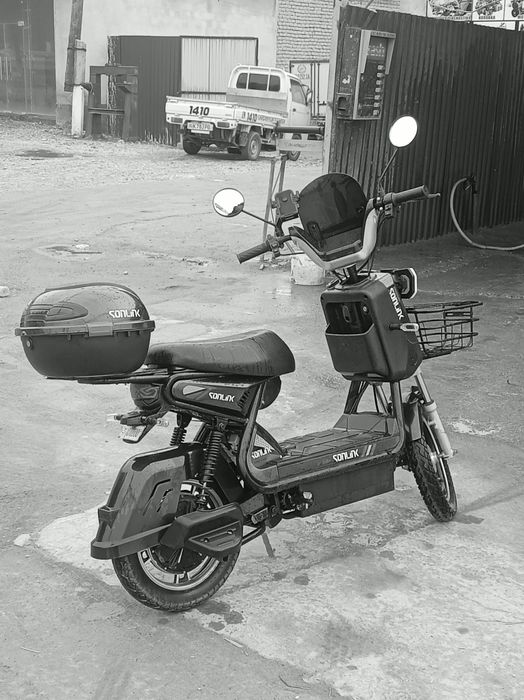 Skuter sotiladi narxi 4200 ming som