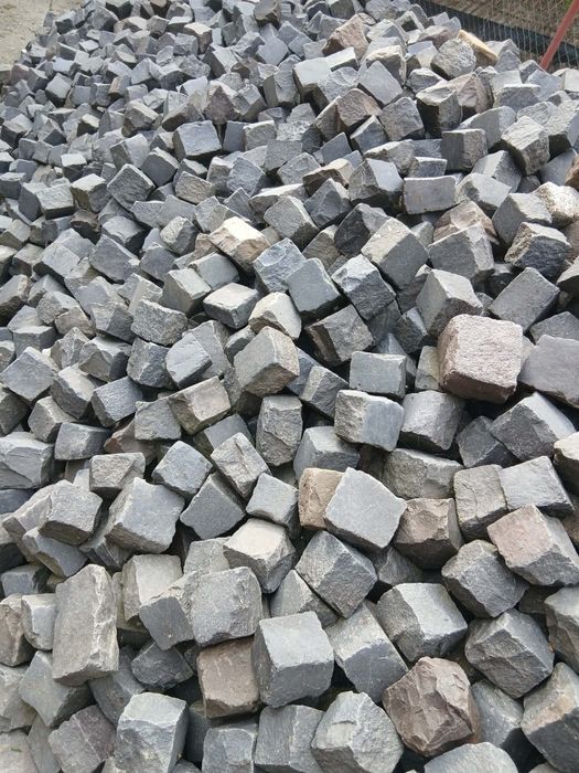 Vând piatra cubica