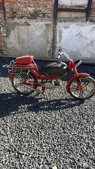 Motocicletă nefuncțională pentru piese