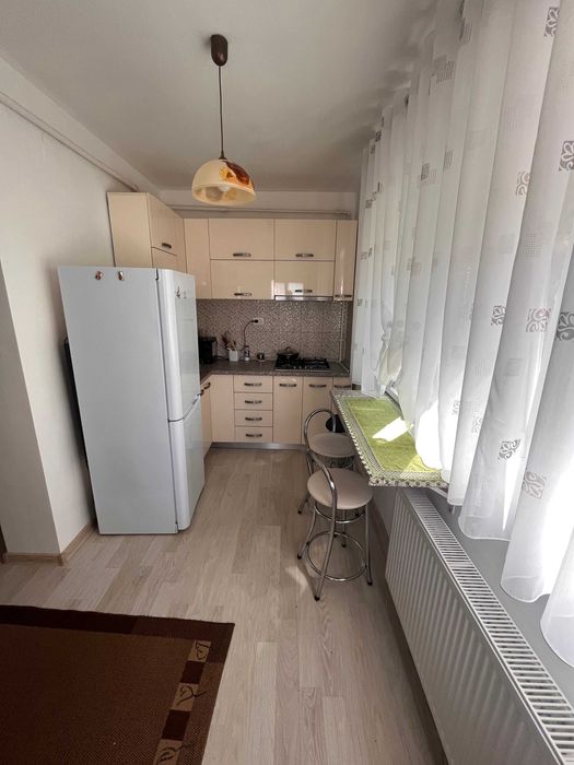 Inchiriez - Apartament 2 camere (la casa / cu acces gradina / parcare)