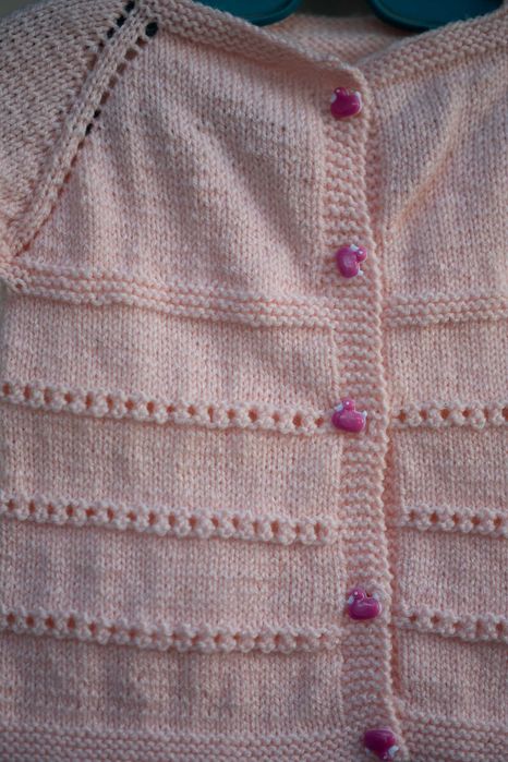 Ръчно плетени детски дрехи.